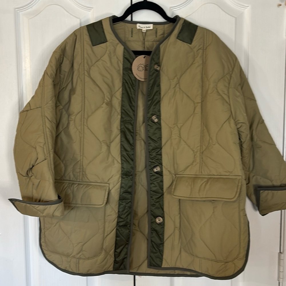 Aaron & Amber nylon woman jacket.  Two toned green quilt style.  Very cute NWT.